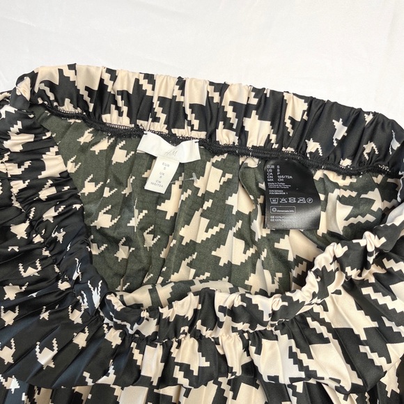 H&M | NWOT Pleated Satin Skirt - Picture 7 of 12